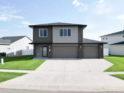 818 Albert Dr W, West Fargo, ND 58078