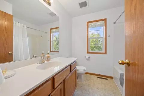 Bath - 2211 Saddlebrook Rd, Buffalo, MN 55313 photo 2 of 3