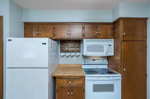 Kitchen - 828 Lower Johnson Cir, Saint Peter, MN 56082 photo 3 of 3