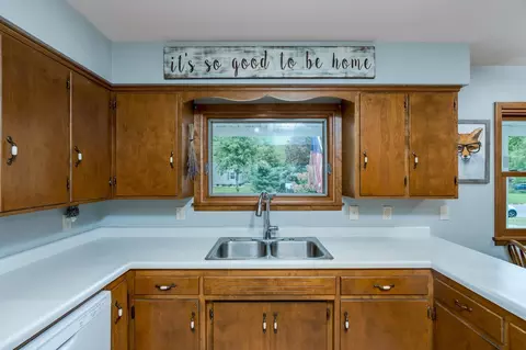 Kitchen - 828 Lower Johnson Cir, Saint Peter, MN 56082 photo 2 of 3
