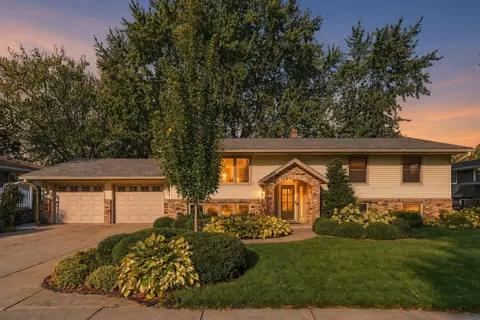2749 Hilltop Ct, North Saint Paul, MN 55109
