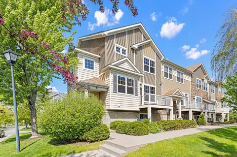 1802 Colonial Ln #1, Chanhassen, MN 55317