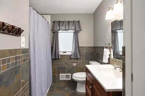 Bath - 1404 Plainview Ln, Albert Lea, MN 56007 photo 1 of 1