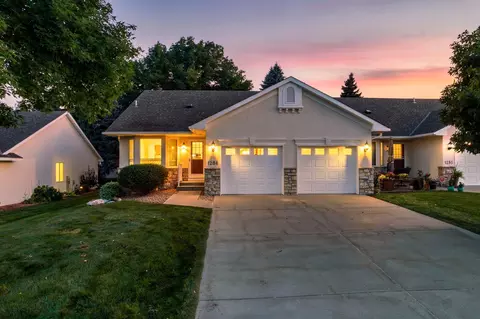 1284 Quincy Cir, Shakopee, MN 55379