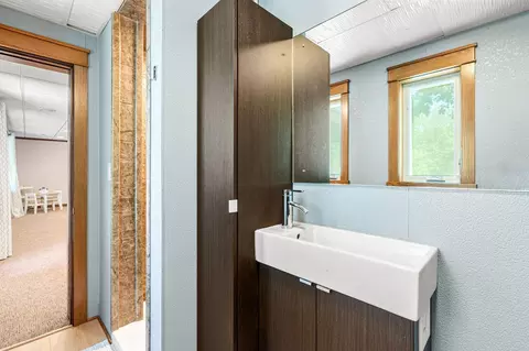 Bath - 706 23rd St SW, Austin, MN 55912 photo 3 of 4