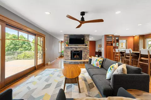 Living - 706 23rd St SW, Austin, MN 55912 photo 2 of 3