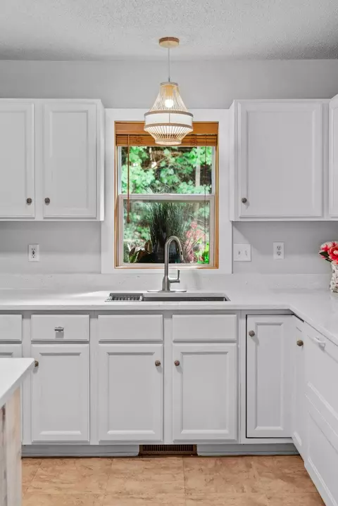 Kitchen - 3000 Devon Ln, Mound, MN 55364 photo 7 of 8