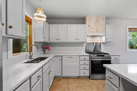 Kitchen - 3000 Devon Ln, Mound, MN 55364 photo 6 of 8
