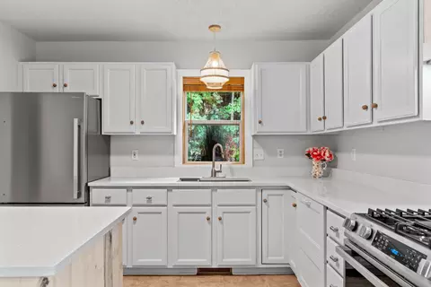 Kitchen - 3000 Devon Ln, Mound, MN 55364 photo 2 of 8