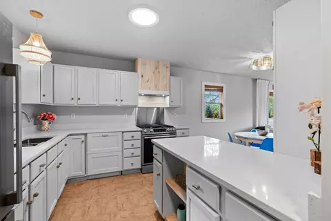 Kitchen - 3000 Devon Ln, Mound, MN 55364 photo 5 of 8