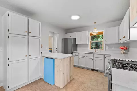Kitchen - 3000 Devon Ln, Mound, MN 55364 photo 8 of 8