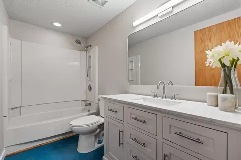 Bath - 3000 Devon Ln, Mound, MN 55364 photo 1 of 1