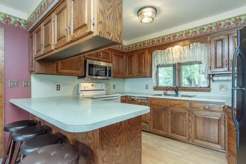 Kitchen - 13567 Maplewood Dr, Baxter, MN 56425 photo 4 of 4