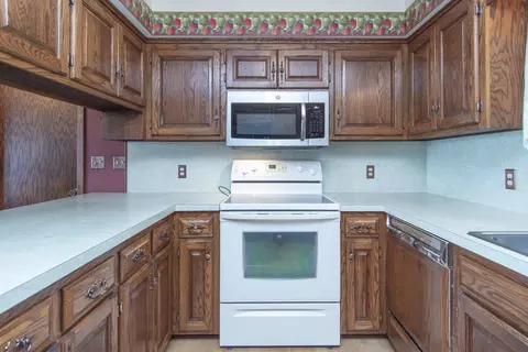 Kitchen - 13567 Maplewood Dr, Baxter, MN 56425 photo 3 of 4