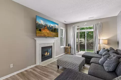 1673 Countryside Dr, Shakopee, MN 55379