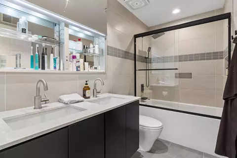 Bath - 724 E 25th St, Minneapolis, MN 55404 photo 3 of 3