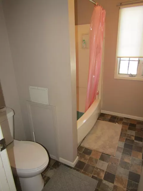 Bath - 1333 Walnut St, Dawson, MN 56232 photo 4 of 5