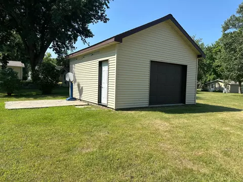 Exterior - 1333 Walnut St, Dawson, MN 56232 photo 4 of 6