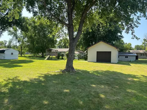 Exterior - 1333 Walnut St, Dawson, MN 56232 photo 5 of 6