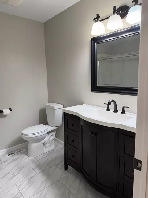 Bath - 4615 Parkridge Dr, Eagan, MN 55123 photo 4 of 5