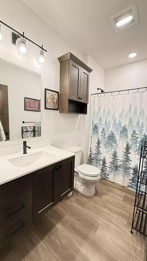 Bath - 1508 Ellis Ave, Marshall, MN 56258 photo 1 of 6