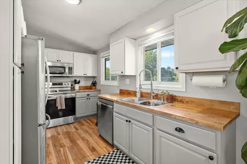 Kitchen - 4764 Cumberland Rd, Mound, MN 55364 photo 3 of 4