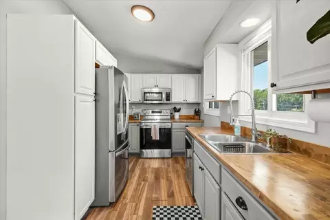 Kitchen - 4764 Cumberland Rd, Mound, MN 55364 photo 2 of 4