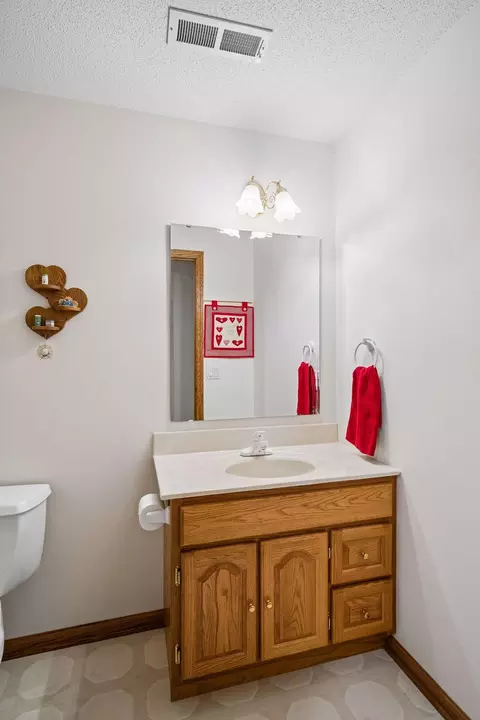 Bath - 1908 Prairie Hill Rd, Saint Cloud, MN 56301 photo 4 of 4