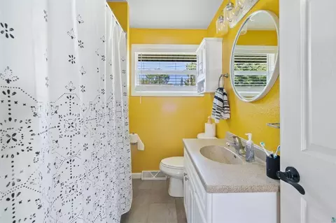 Bath - 4948 Nelsondale Rd, Duluth, MN 55811 photo 2 of 2