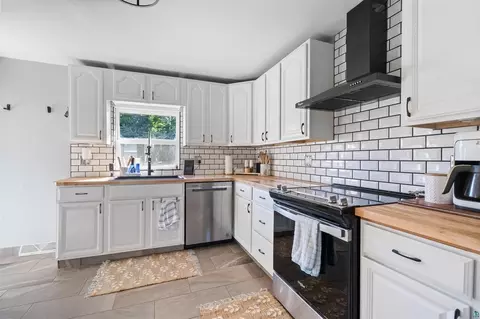 Kitchen - 4948 Nelsondale Rd, Duluth, MN 55811 photo 3 of 4