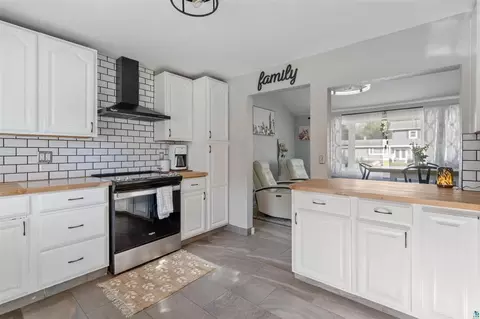 Kitchen - 4948 Nelsondale Rd, Duluth, MN 55811 photo 1 of 4