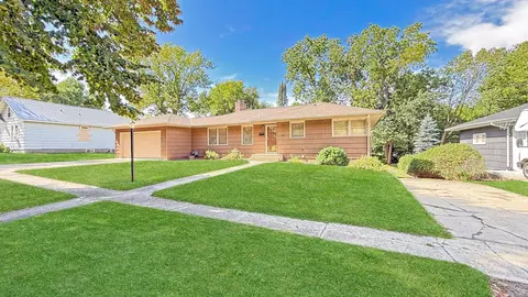 Exterior - 415 S 11th St, Montevideo, MN 56265 photo 2 of 10