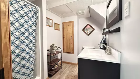 Bath - 415 S 11th St, Montevideo, MN 56265 photo 5 of 7