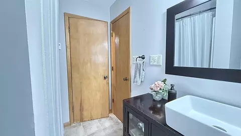 Bath - 415 S 11th St, Montevideo, MN 56265 photo 3 of 7