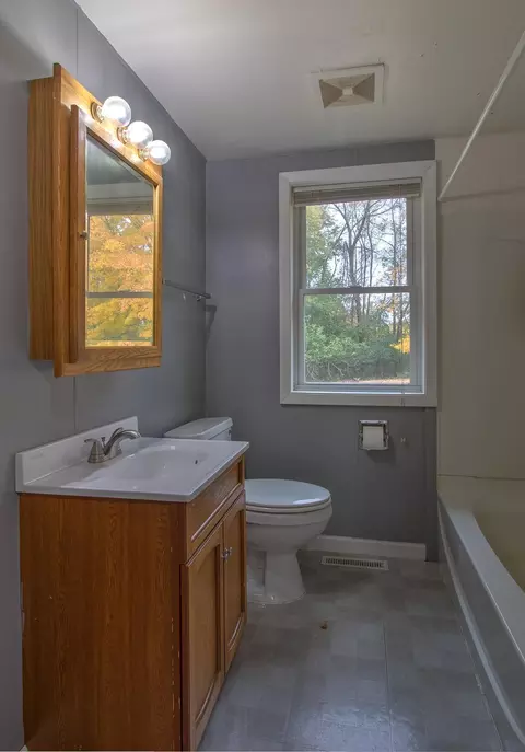 Bath - 720 Rush Point Dr, Stanchfield, MN 55080 photo 1 of 3