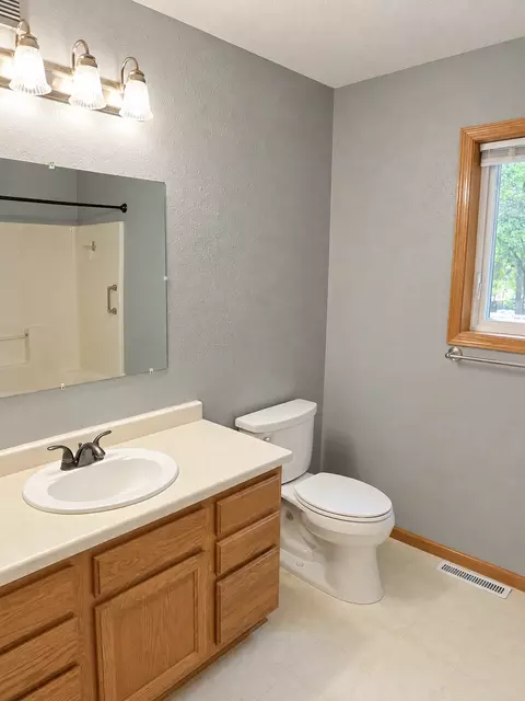 Bath - 802 Cora St, Brainerd, MN 56401 photo 2 of 2