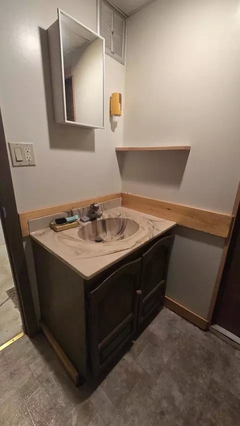 Bath - 207 E Lyon St, Marshall, MN 56258 photo 5 of 6