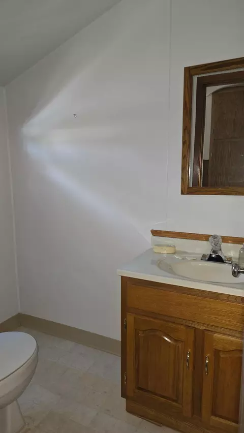 Bath - 207 E Lyon St, Marshall, MN 56258 photo 4 of 6