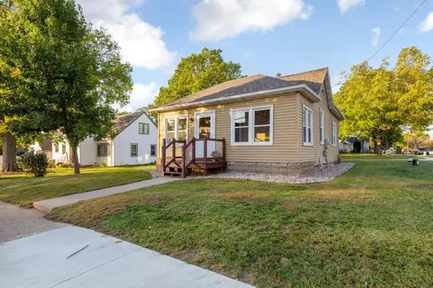 321 Oak St, Le Sueur, MN 56058