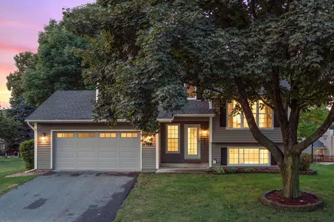 121 Fox Hollow Dr, Chanhassen, MN 55317