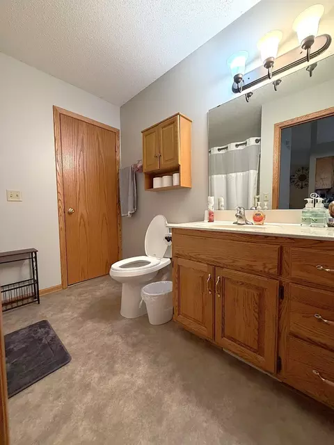 Bath - 140 Orchard Manor Dr SE, Plainview, MN 55964 photo 2 of 4