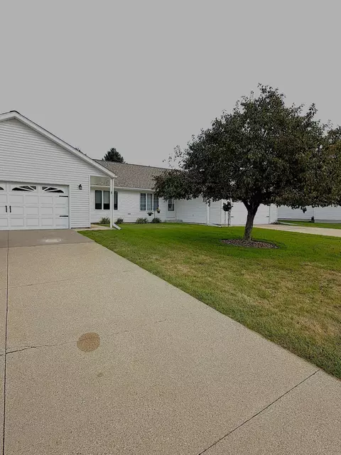 Exterior - 140 Orchard Manor Dr SE, Plainview, MN 55964 photo 2 of 5