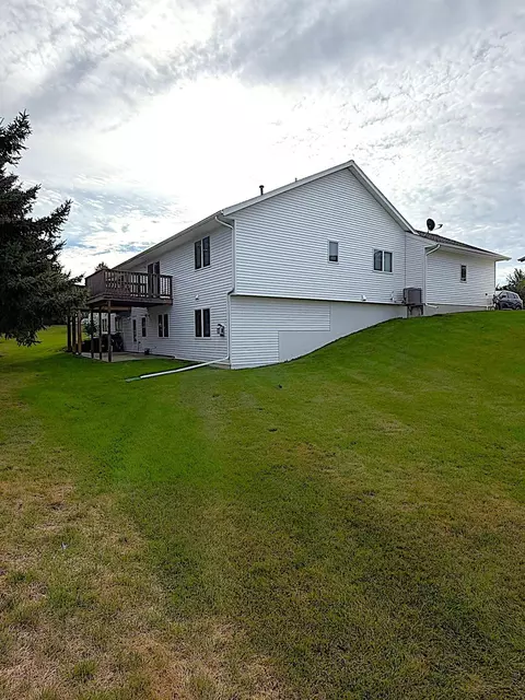 Exterior - 140 Orchard Manor Dr SE, Plainview, MN 55964 photo 4 of 5