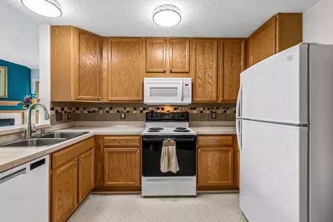 Kitchen - 15546 Float Ln #103, Apple Valley, MN 55124 photo 2 of 2