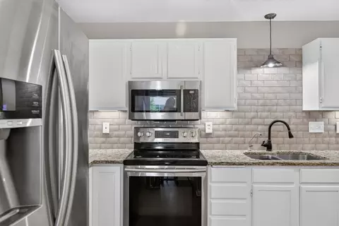 Kitchen - 1916 Glenfield Ct #8, Eagan, MN 55122 photo 4 of 5