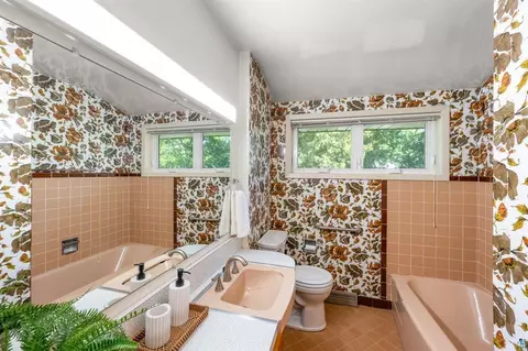 Bath - 5310 Oakley St, Duluth, MN 55804 photo 1 of 2