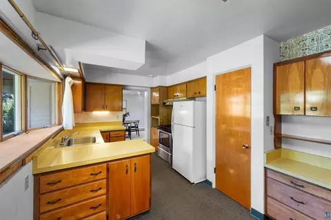 Kitchen - 5310 Oakley St, Duluth, MN 55804 photo 2 of 2