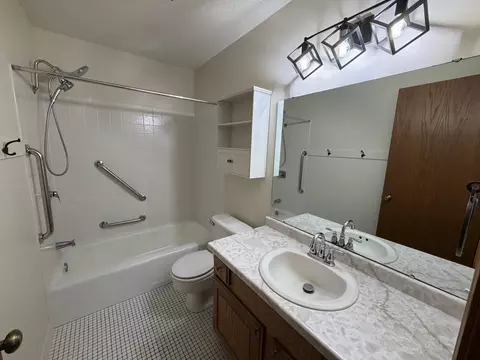 Bath - 1801 Becker Ave SE #306, Willmar, MN 56201 photo 3 of 3