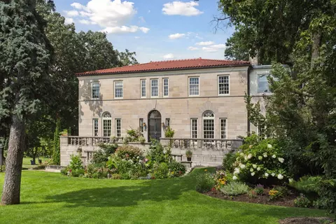 2308 W Lake Of The Isles Pkwy, Minneapolis, MN 55405
