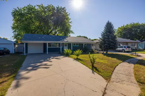 537 2nd St Ct E, West Fargo, ND 58078